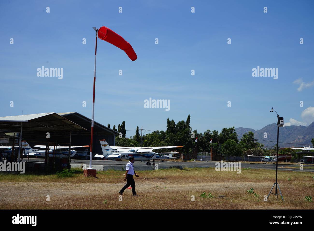 Buleleng, settembre 2 2020: Un uomo del tempo sta camminando verso la stazione di tempo automatica che è situata all'aeroporto del tenente colonnello Wisnu nord Foto Stock