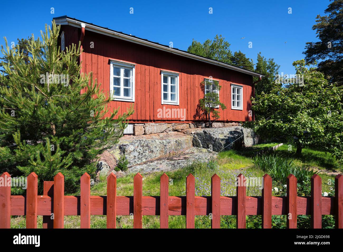 Una vecchia casa in legno nell'isola di Haapasaari, Kotka, Finlandia Foto Stock