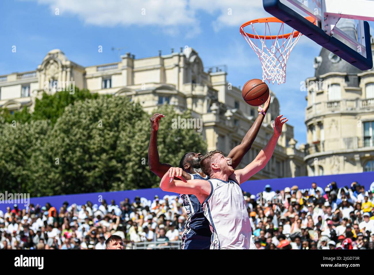 Parigi, Francia. 09th luglio 2022. Concorrenti durante il torneo di pallacanestro Quai 54 (il Campionato Mondiale di Streetball) di Parigi, Francia, il 9 luglio 2022. Credit: Victor Joly/Alamy Live News Foto Stock