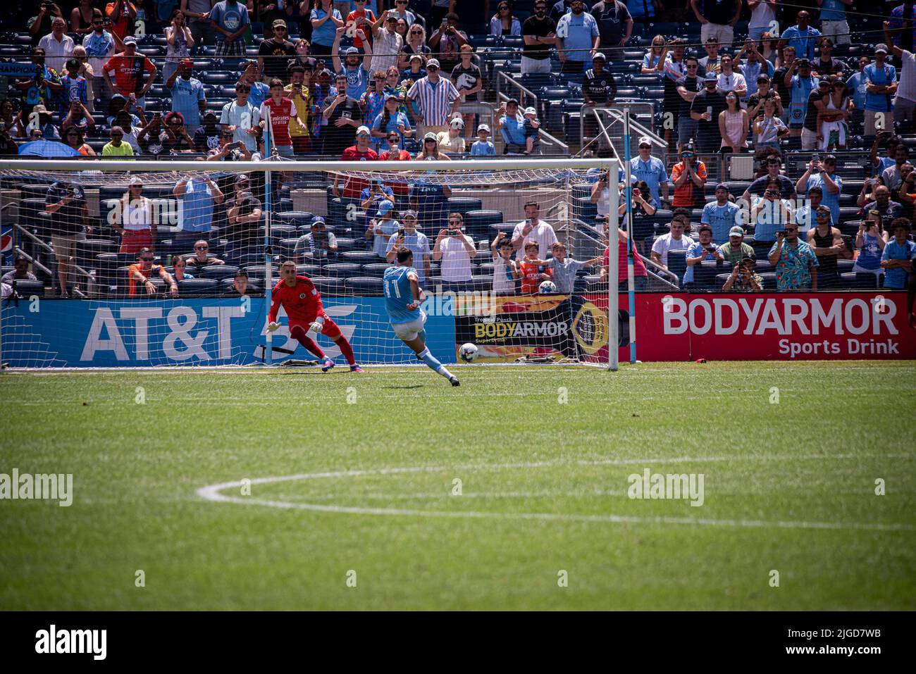 NEW YORK, NY - 9 LUGLIO: Valentin Castellanos segna un calcio di punizione per il NYC FC nella prima metà della loro partita contro le rivoluzioni del New England allo Yankee Stadium il 9 luglio 2022 a New York, NY, Stati Uniti. (Foto di Matt Davies/PxImages) Credit: PX Images/Alamy Live News Foto Stock