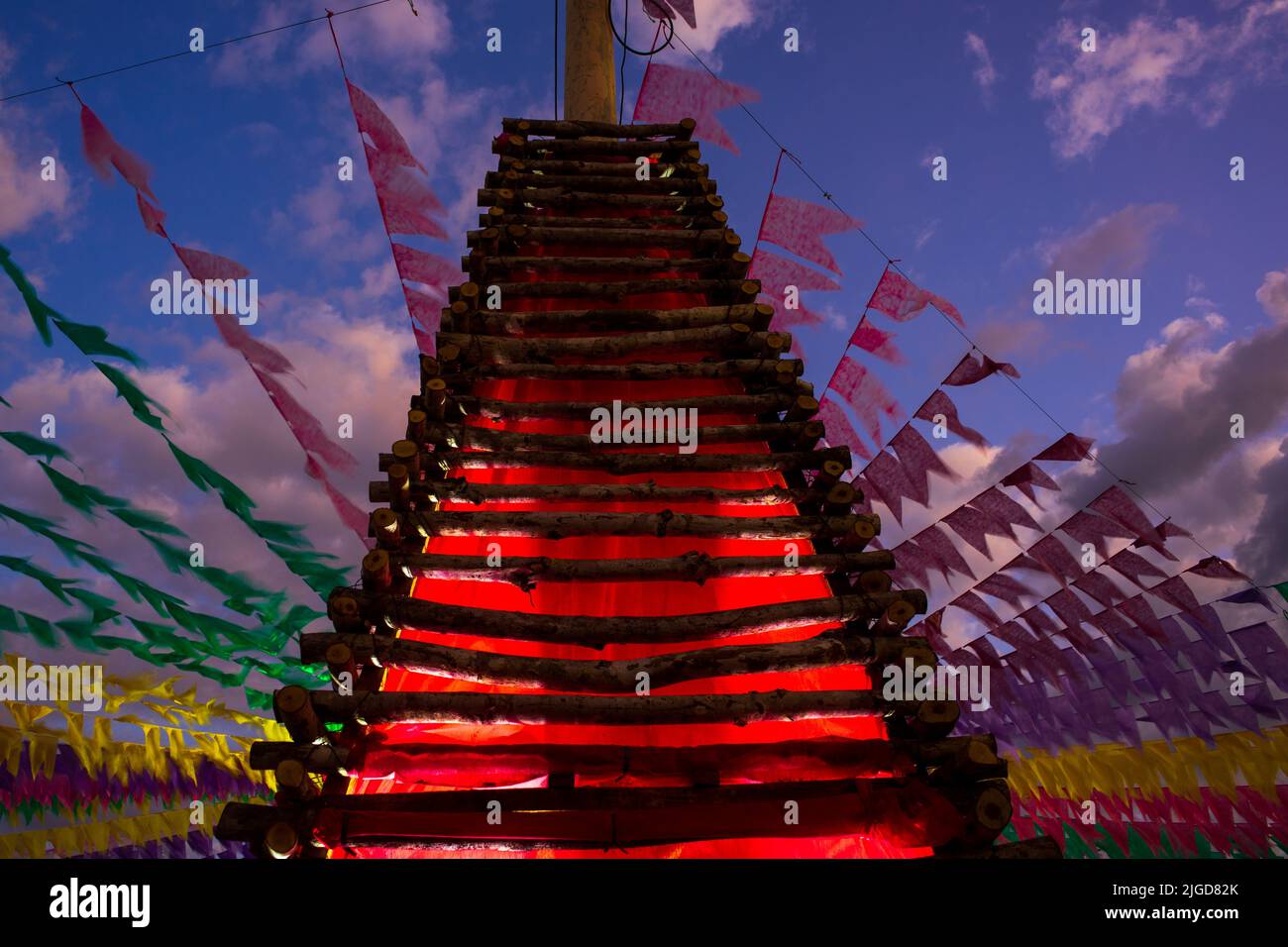 falò decorativo e bandiere colorate di festa junina in brasile Foto Stock