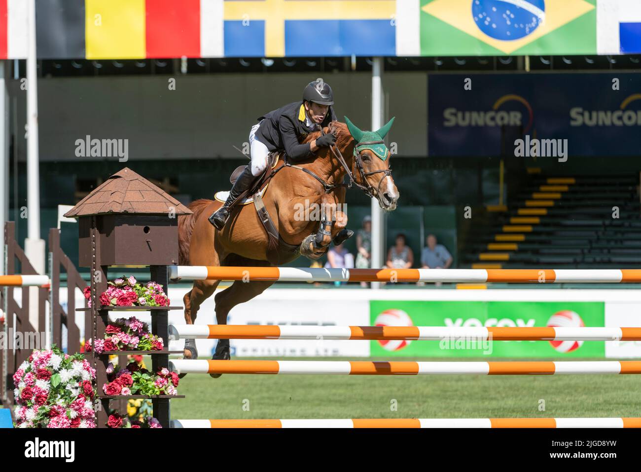 Calgary, Alberta, Canada, 2022-07-09, Rowan Willis (AUS) a cavallo di Blue Movie, Spruce Meadows International Showjumping, Queen Elizabeth II Cup, il Nord America. Credit: Peter Llewellyn/Alamy Live News Foto Stock