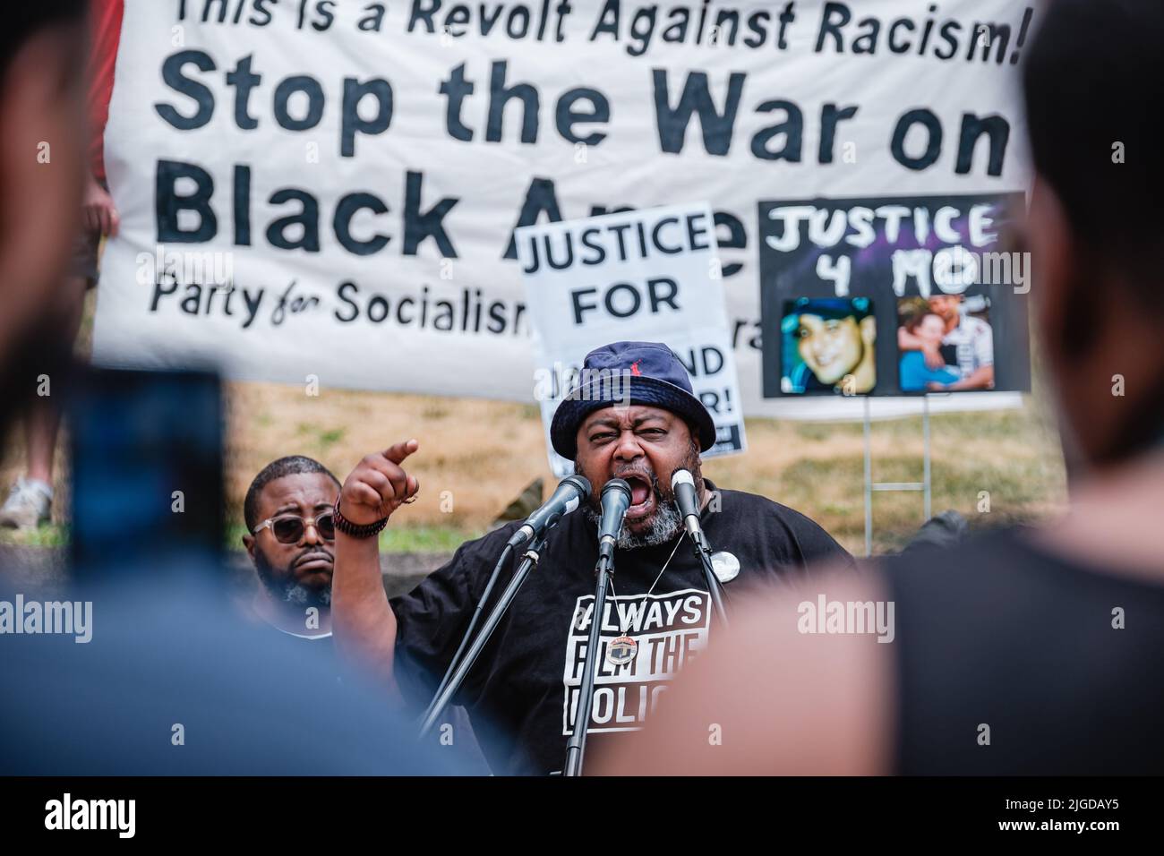 Akron, Ohio, Stati Uniti. 9th luglio 2022. JACOB BLAKE SR. Parla durante un raduno di pace per JAYLAND WALKER, venerdì 8 luglio, ad Akron, Ohio. Walker, un uomo nero americano di Akron di 25 anni, è stato ucciso dalla polizia Akron in una grandine di sparatorie il 27th giugno. Era disarmato al momento della sparatoria. JACOB BLAKE SR. Ha detto durante il suo discorso, ''non sparate sessanta volte un cervo. Non si spara una alce sessanta volte. Se non ci alziamo ora, non ci torneremo. (Credit Image: © Andrew Dolph/ZUMA Press Wire) Credit: ZUMA Press, Inc./Alamy Live News Foto Stock