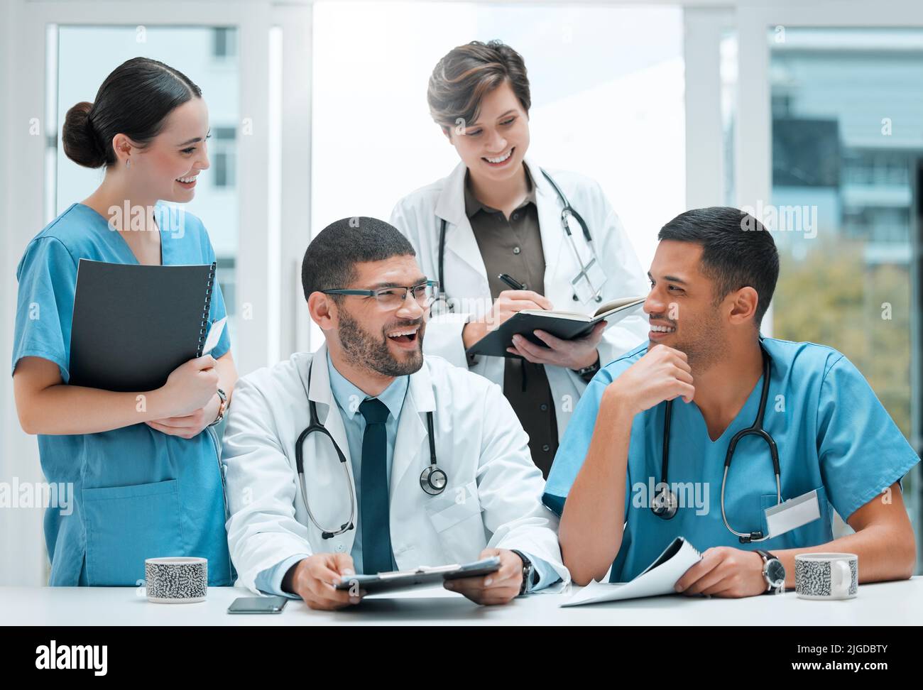 Abbiamo il lavoro più gratificante: Un gruppo di medici che si riunisce sul posto di lavoro. Foto Stock