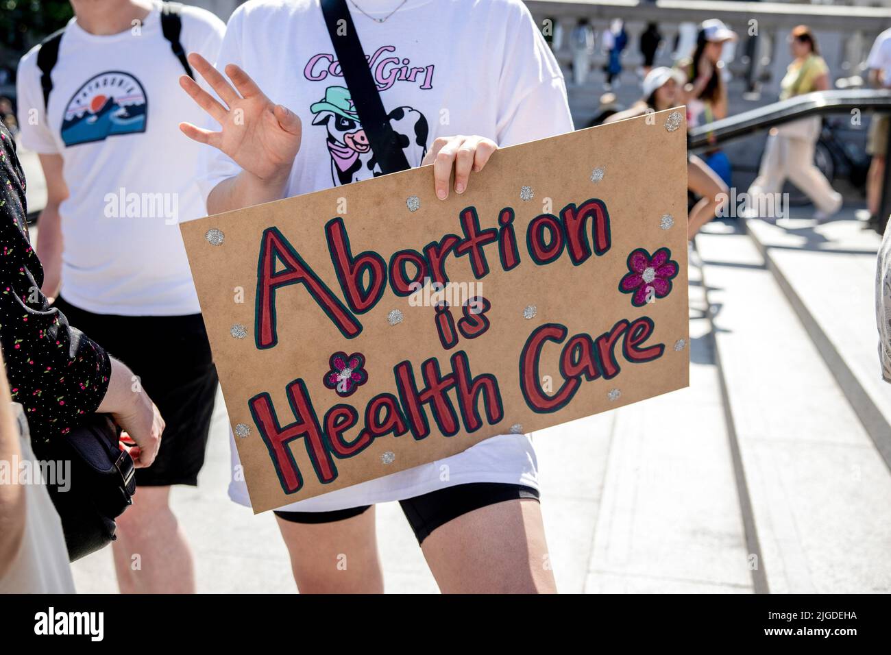Londra, Regno Unito. 09th luglio 2022. I manifestanti tengono dei cartelli che esprimono il loro parere durante la dimostrazione. Le femministe e i manifestanti dei diritti all’aborto si sono riuniti nel centro di Londra per sostenere la solidarietà con le donne negli Stati Uniti. La Corte Suprema degli Stati Uniti ha recentemente rovesciato Roe contro Wade, la storica decisione della Corte Suprema del 1973 che affermava il diritto costituzionale all’aborto. La folla ha cominciato da Trafalgar Square e marciò all'Ambasciata degli Stati Uniti d'America a Londra. Credit: SOPA Images Limited/Alamy Live News Foto Stock