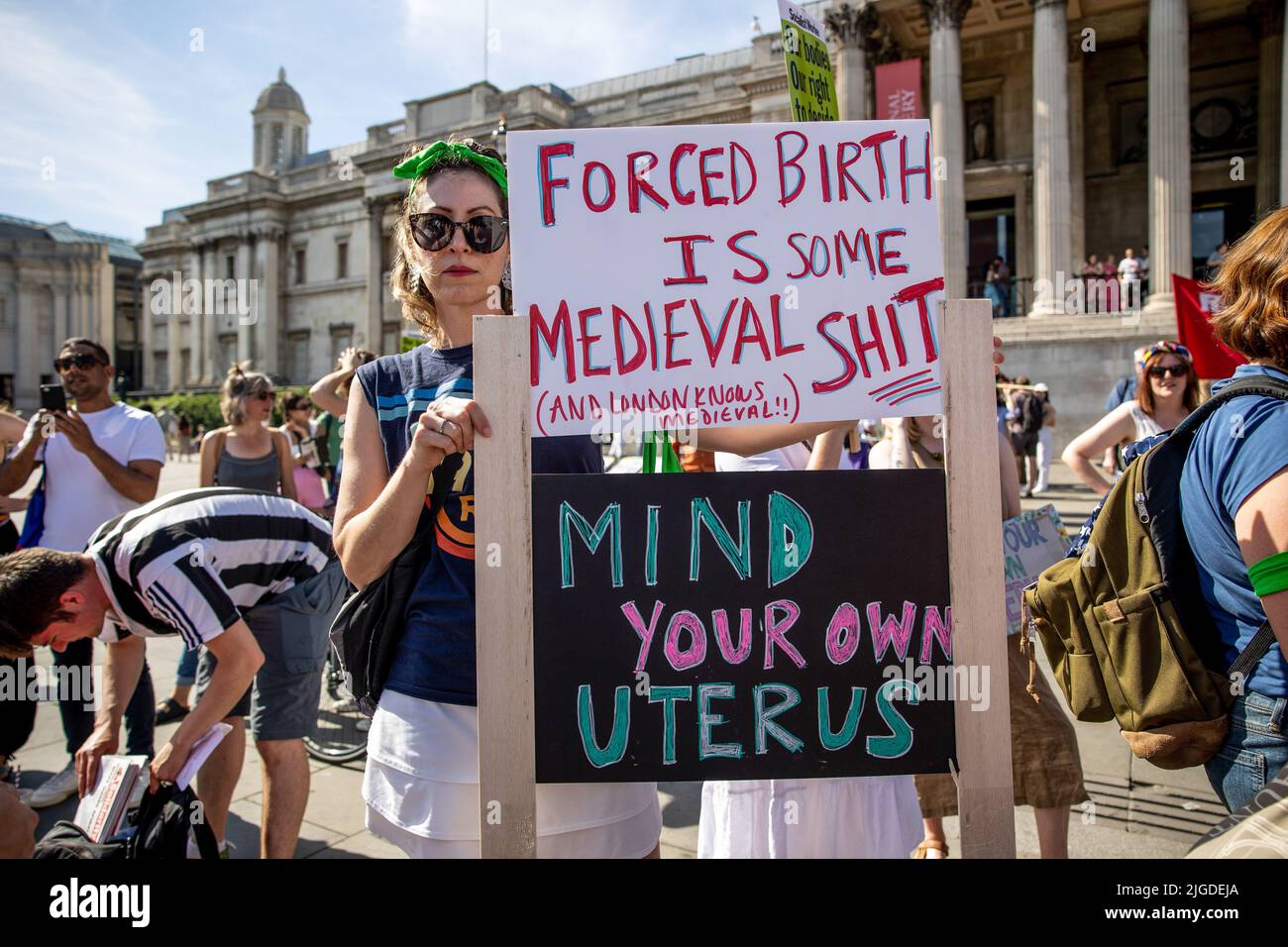 Londra, Regno Unito. 09th luglio 2022. I manifestanti tengono dei cartelli che esprimono il loro parere durante la dimostrazione. Le femministe e i manifestanti dei diritti all’aborto si sono riuniti nel centro di Londra per sostenere la solidarietà con le donne negli Stati Uniti. La Corte Suprema degli Stati Uniti ha recentemente rovesciato Roe contro Wade, la storica decisione della Corte Suprema del 1973 che affermava il diritto costituzionale all’aborto. La folla ha cominciato da Trafalgar Square e marciò all'Ambasciata degli Stati Uniti d'America a Londra. Credit: SOPA Images Limited/Alamy Live News Foto Stock