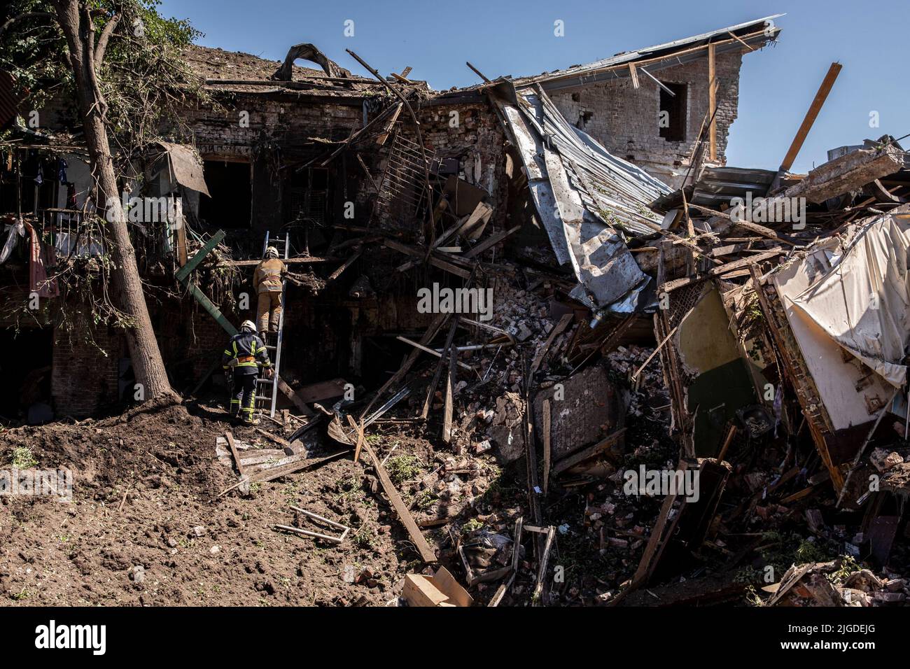 Kharkiv, Ucraina. 09th luglio 2022. Due vigili del fuoco ucraini in cerca di sopravvissuti a Kharkiv. Secondo i funzionari ucraini, il 9 luglio alle ore 10 circa, un missile da crociera russo colpisce la parte centrale della città di Kharkiv, ferendo diversi civili e una ragazza di 12 anni. Credit: SOPA Images Limited/Alamy Live News Foto Stock