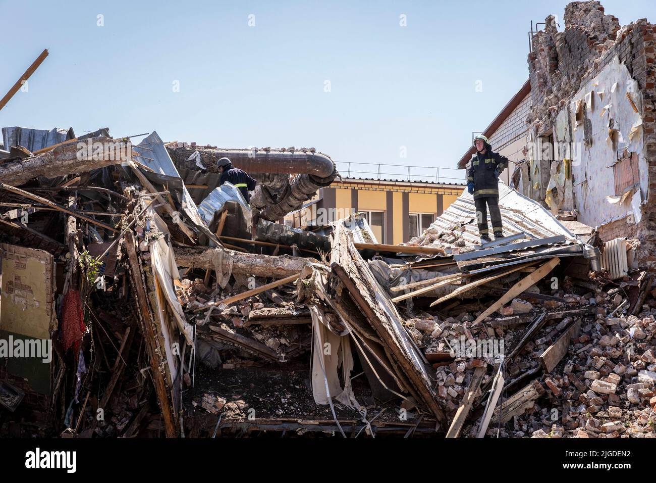 Kharkiv, Ucraina. 09th luglio 2022. Un vigile del fuoco può essere visto in piedi nelle rovine di edifici distrutti a Kharkiv. Secondo i funzionari ucraini, il 9 luglio alle ore 10 circa, un missile da crociera russo colpisce la parte centrale della città di Kharkiv, ferendo diversi civili e una ragazza di 12 anni. Credit: SOPA Images Limited/Alamy Live News Foto Stock