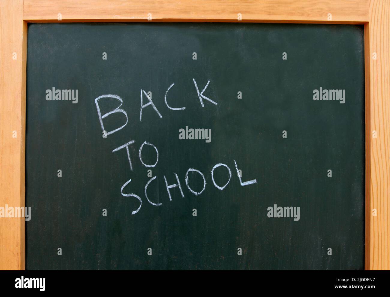 Si torna a scuola scritto su una scheda di Chalk Foto Stock