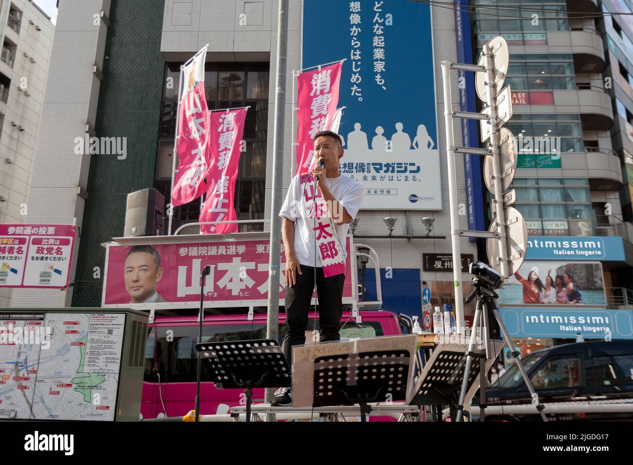 Tokyo, Giappone. 09th luglio 2022. Attore diventato politico, Taro Yamamamamoto campagna per il suo partito Reiwa Shinsengumi nelle elezioni della Camera alta 2022 a Shibuya. Il Reiwa Shinsengumi è stato formato nel 2019 quando i membri di sinistra del Partito Liberale hanno lasciato in opposizione alla sua fusione con il Partito democratico per il popolo. (Foto di Damon Coulter/SOPA Images/Sipa USA) Credit: Sipa USA/Alamy Live News Foto Stock