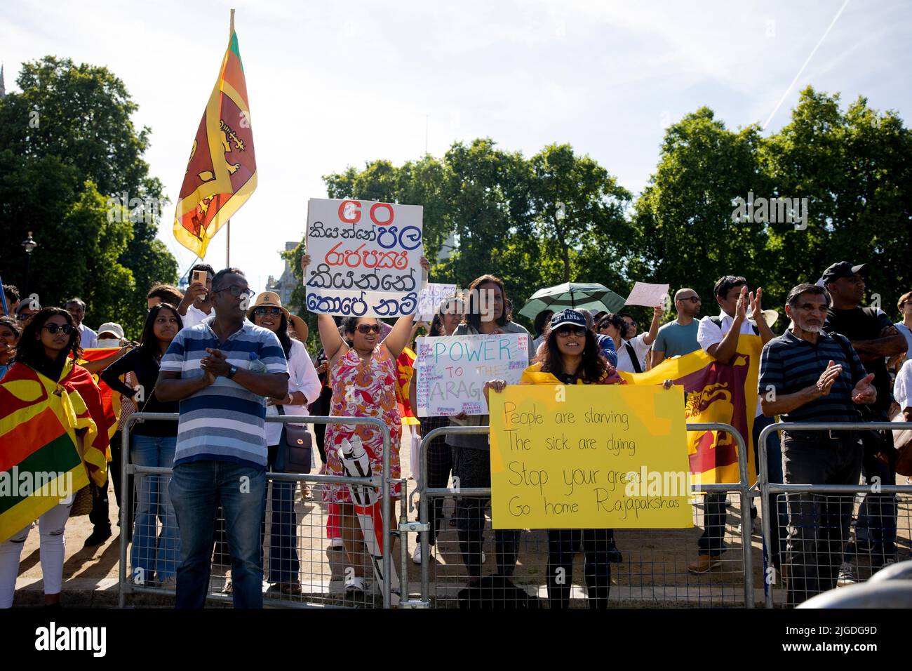 Londra, Regno Unito. 09th luglio 2022. I manifestanti tengono dei cartelli durante la dimostrazione in Piazza del Parlamento. I manifestanti del presidente anti-Sri Lanka si sono riuniti in Piazza del Parlamento per chiedere al loro attuale presidente Gotabaya Rajapaksa di dimettersi per l’incapacità di risolvere l’attuale crisi economica in Sri Lanka. Credit: SOPA Images Limited/Alamy Live News Foto Stock
