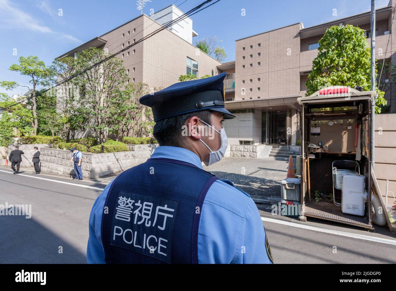 Tokyo, Giappone. 09th luglio 2022. Polizia al di fuori della residenza dell'ex primo ministro giapponese. Shinzo Abe era stato il più lungo PM del Giappone (2012-2020) e stava facendo una campagna per i candidati del suo partito LDP nella prossima elezione della Camera dei Consiglieri nella città occidentale di Nara quando è stato ucciso da un uomo da tiro solista il 8th luglio. Credit: SOPA Images Limited/Alamy Live News Foto Stock