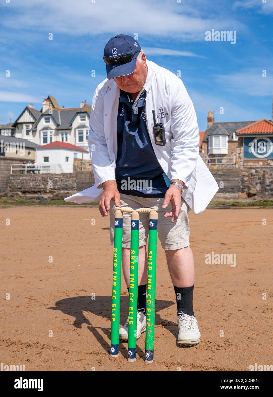 Uno degli imperi posiziona le chiodi sulle parte prima della partita tra la nave Inn e i visitatori del MCC (Marylebone Cricket Club) sulla spiaggia di Elie, Fife. Il pub Ship Inn è l'unica squadra di cricket nel Regno Unito a giocare le loro partite su una spiaggia. Data foto: Sabato 9 luglio 2022. Foto Stock