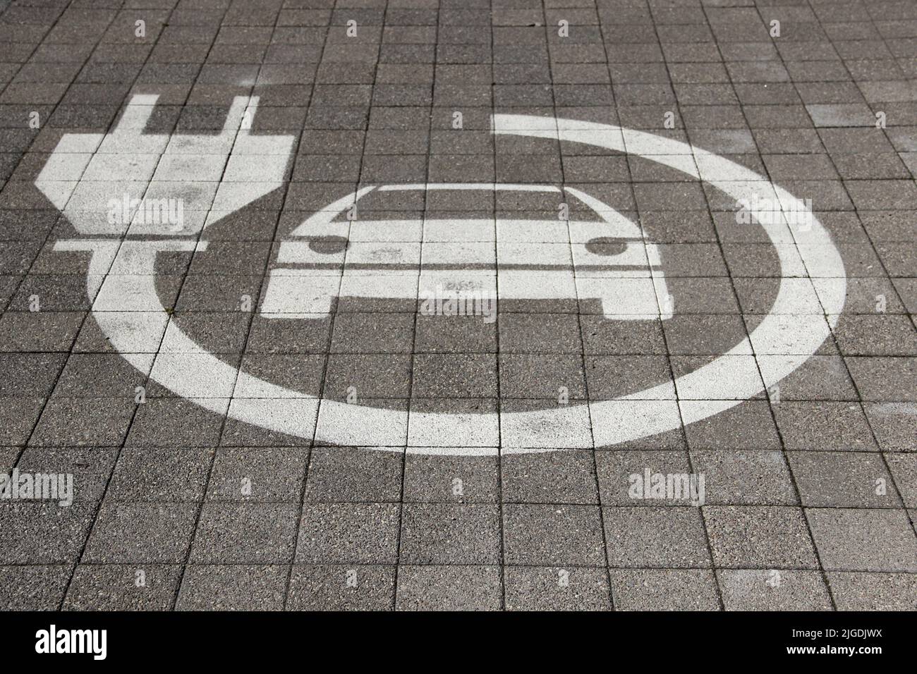 Parcheggio solo per auto elettriche. Le stazioni di ricarica sono in fila. Cartello auto elettrica. Foto Stock
