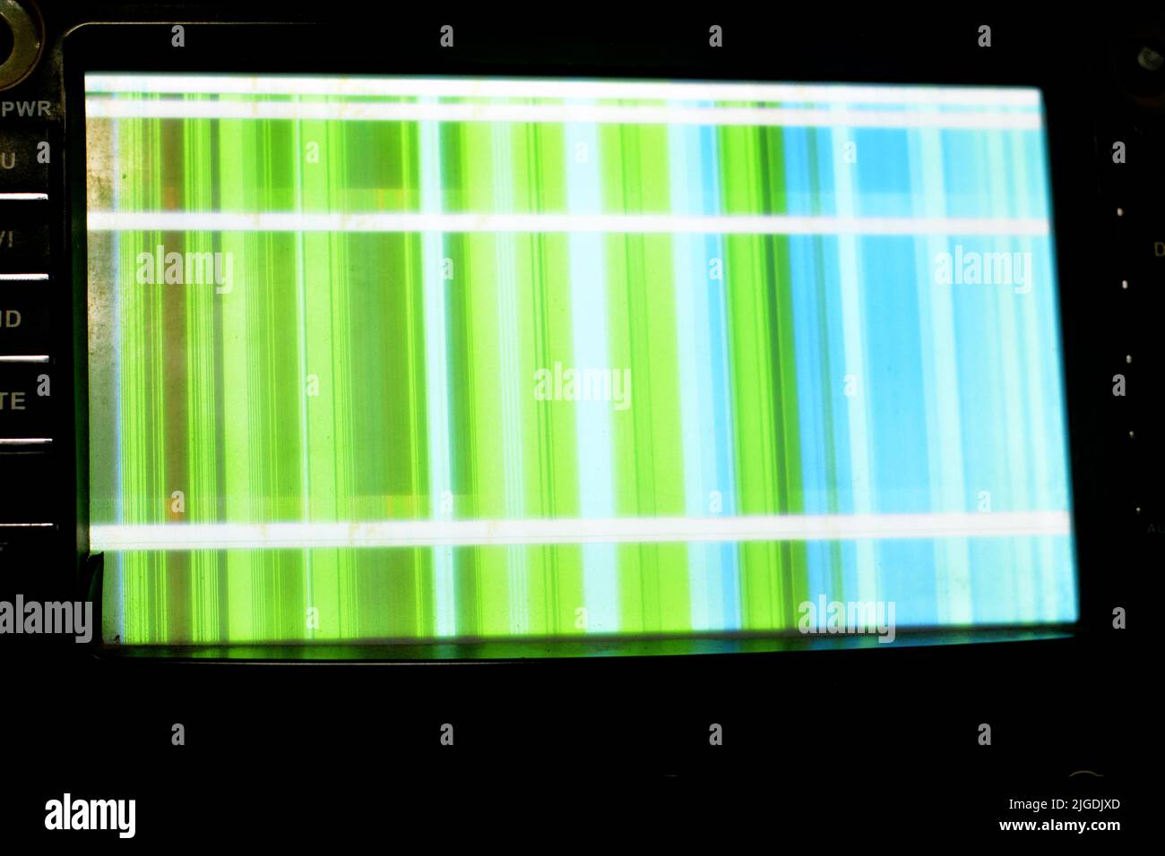 Schermo LCD rotto con più colori e pixelations con errori di colore e problemi che formano astratto colore strisce sfondo in bianco, verde e bl Foto Stock