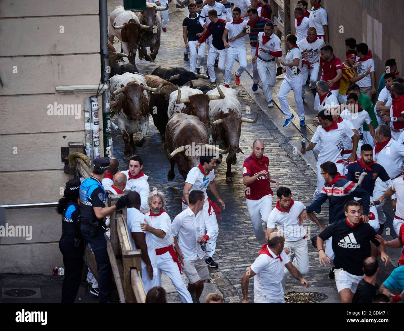Pamplona, Spagna. 10th luglio 2022. Quarta corsa di toro dei festeggiamenti di San Fermin a Pamplona, 10 luglio 2022. Cuarto en Pamplona, 10 de Julio de 2022. 900/Cordon Press Credit: CORDON PRESS/Alamy Live News Foto Stock