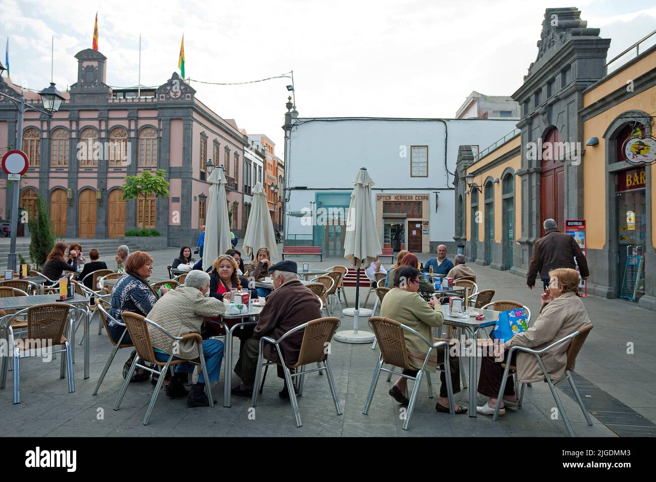 Persone in un caffè di strada, Placa de la Constitucion, Arucas, Grand Canary, Isole Canarie, Spagna, Europa Foto Stock