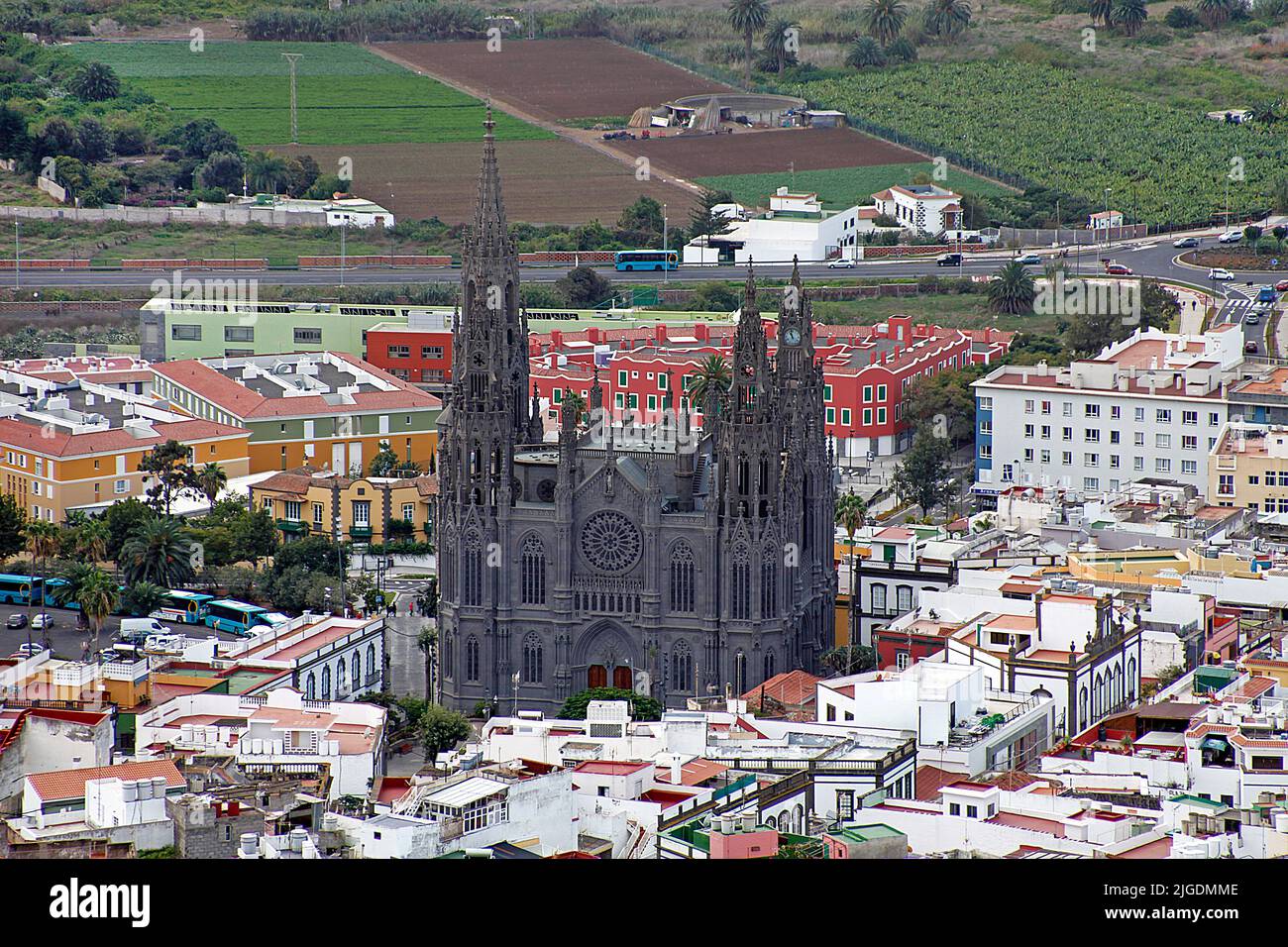 Vista dal Montana de Arucas sopra il villaggio Arucas con la cattedrale di San Juan Bautista, punto di riferimento di Arucas, Grand Canary, isole Canarie, Spagna Foto Stock