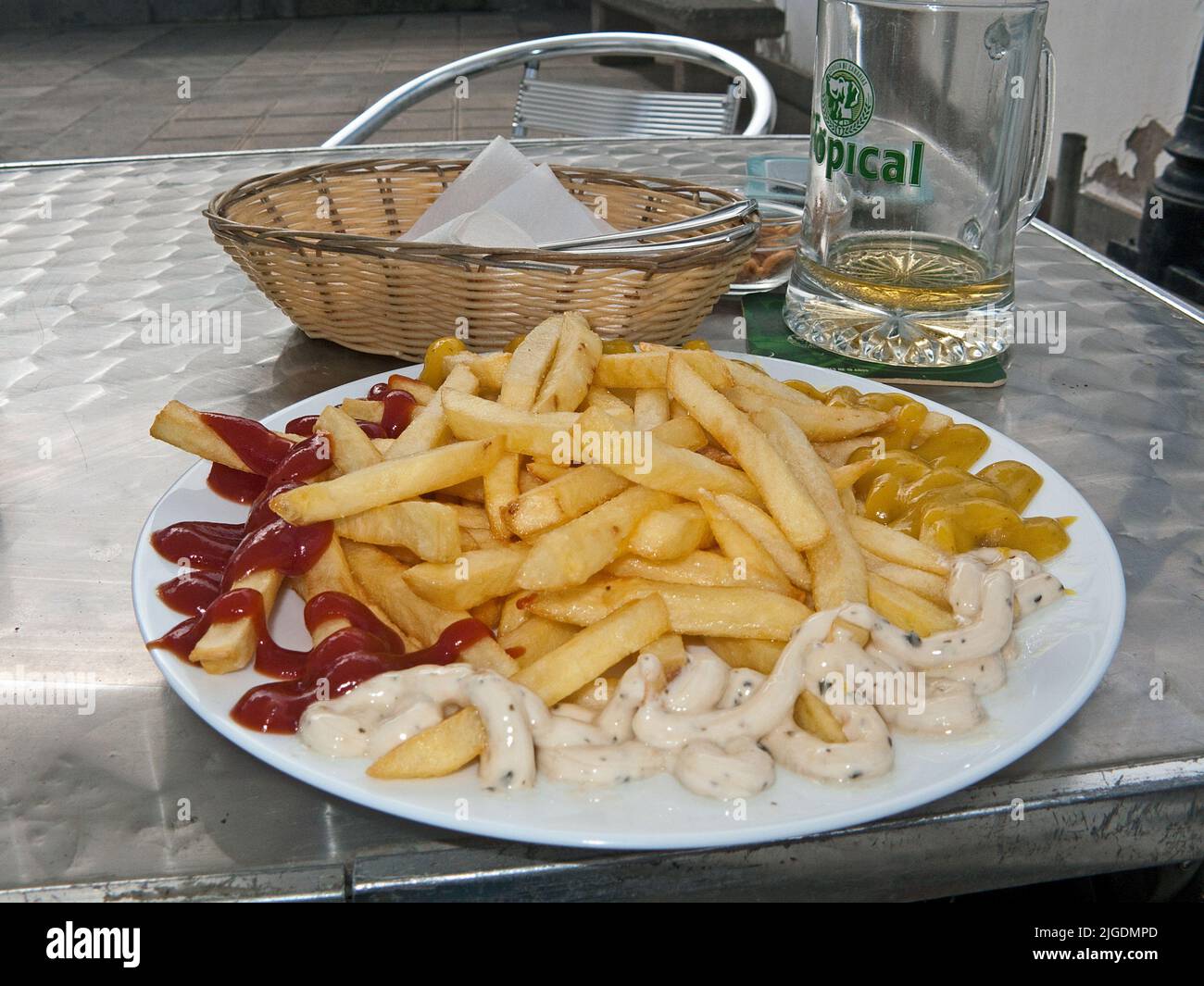 Patatine fritte con Ketschup e Mayonese, bar ad Arucas, Grand Canary, Isole Canarie, Spagna, Europa Foto Stock