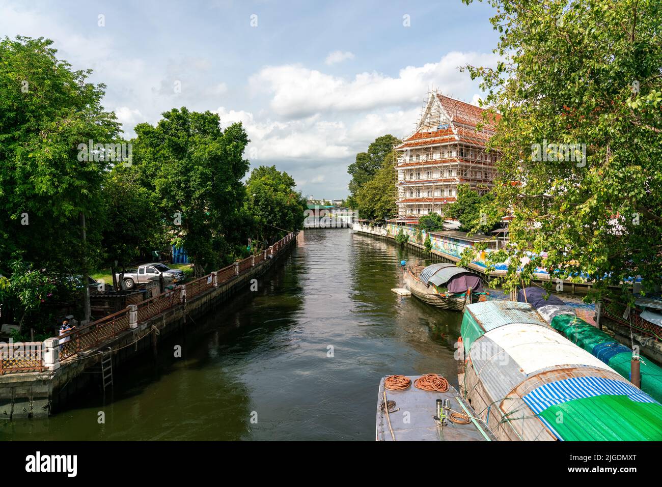 Bellissima vista del canale Yai di Bangkok in una giornata di sole, Phasi Charoen. Scatto orizzontale Foto Stock