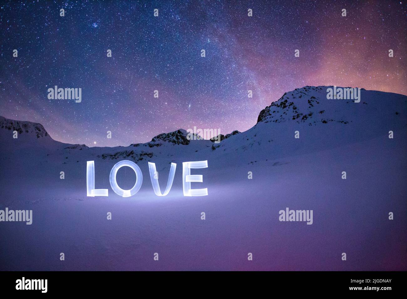 Biglietto di auguri di San Valentino - Light Painting Love Letters nella neve Foto Stock
