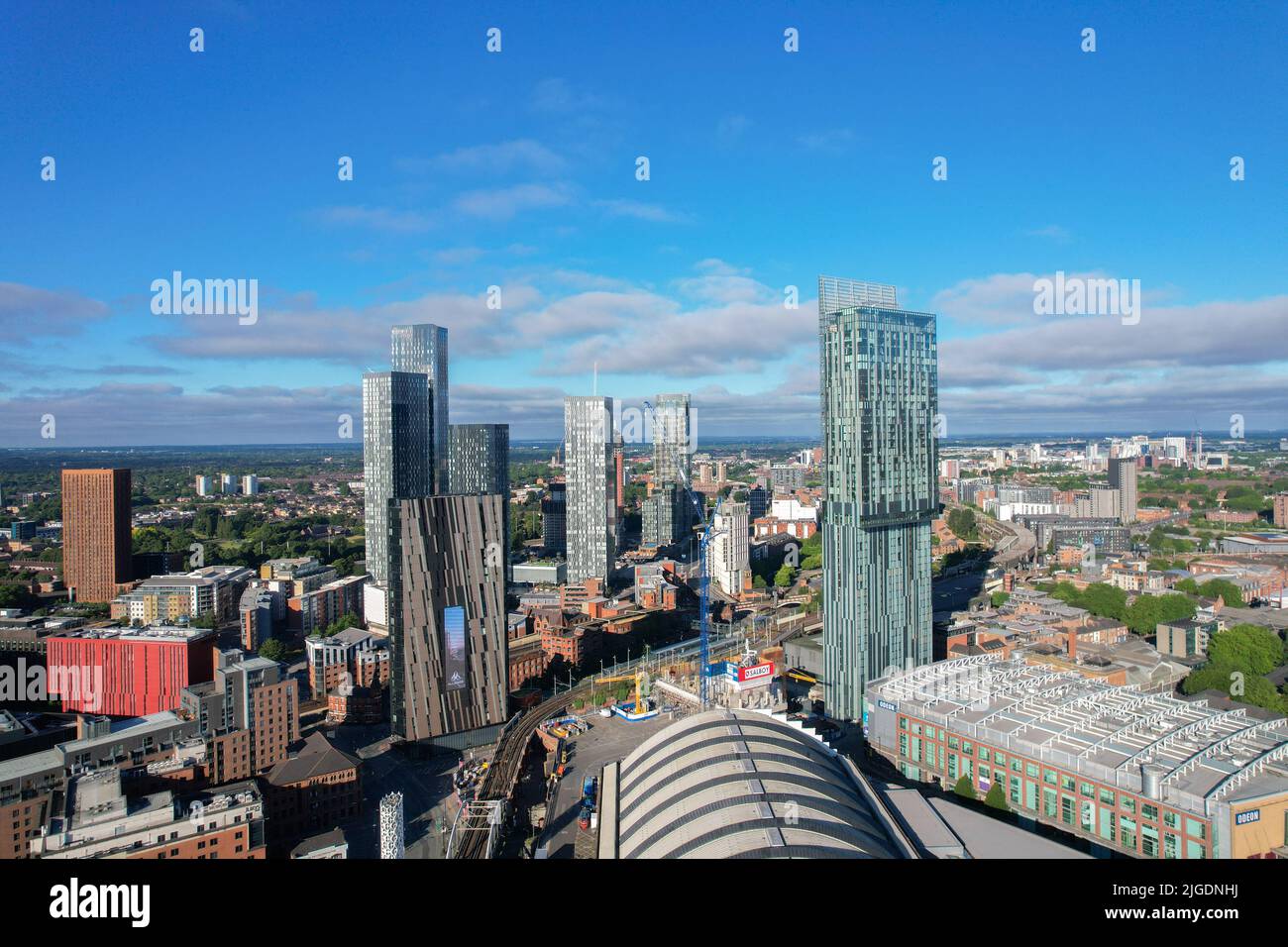 Manchester City Centre Drone Aerial View above Building Work Skyline Construction Blue Sky Summer 2022 Beetham Tower Deansgate Foto Stock