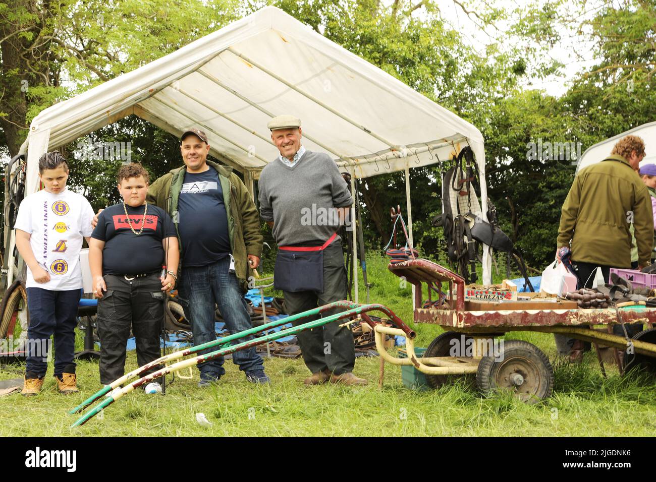 Una famiglia di viaggiatori che vendono imbracature all'Appleby Horse Fair, Appleby a Westmorland, Cumbria Foto Stock