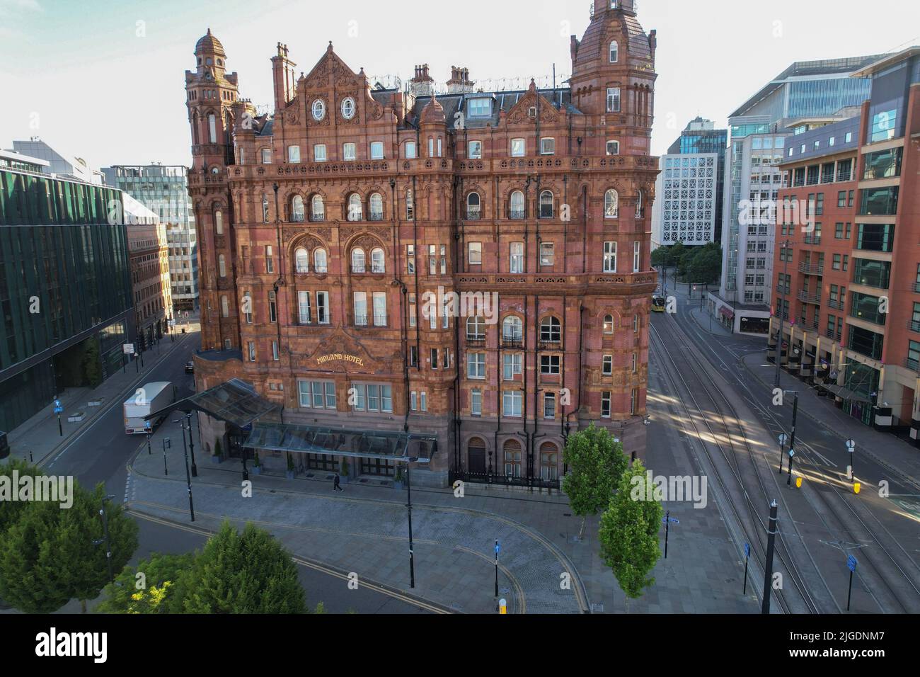 Manchester City Centre Drone Aerial View above Building Work Skyline Construction Blue Sky Summer 2022 The Midland Hotel Foto Stock