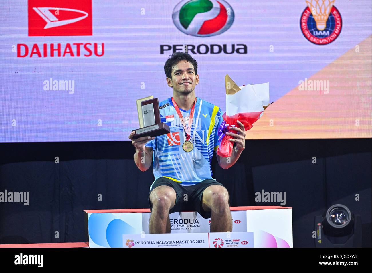 Kuala Lumpur, Malesia. 10th luglio 2022. Il Chico Aura DWI Wardoyo dell'Indonesia pone per le foto durante la cerimonia di premiazione per l'evento maschile singolo del Malaysia Masters 2022 a Kuala Lumpur, Malesia, 10 luglio 2022. Credit: Chong Voon Chung/Xinhua/Alamy Live News Foto Stock