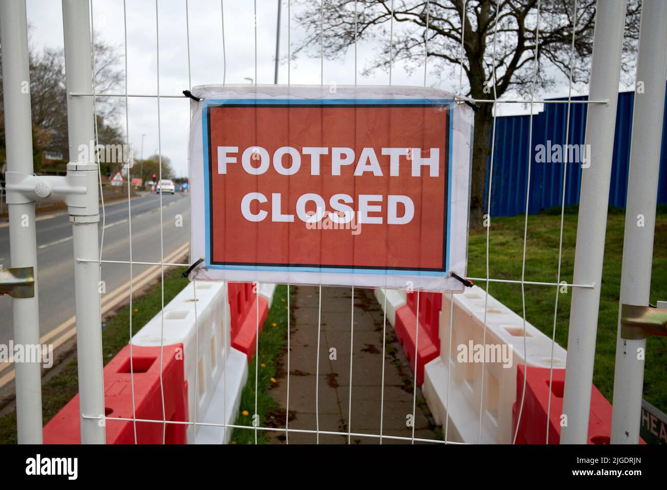 sentiero chiuso cartello temporaneo a causa di lavori di costruzione kirkby liverpool uk Foto Stock