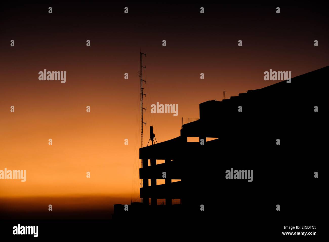 silhouette di un edificio con vista sul cielo della sera. Foto Stock