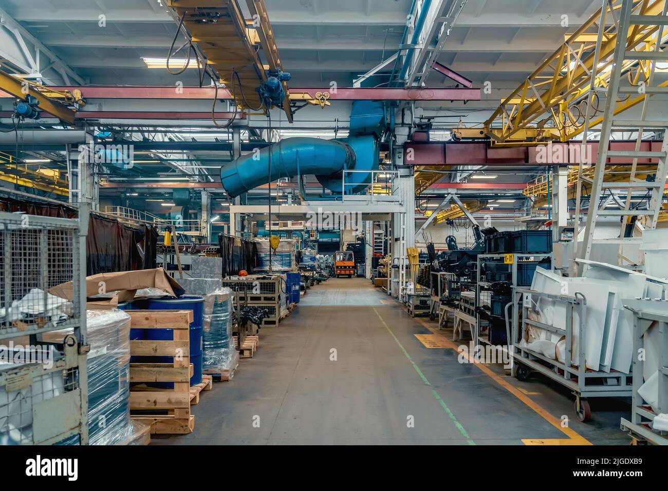 Magazzino con pezzi di ricambio in ferro e componenti per macchinari in officina industriale. Foto Stock