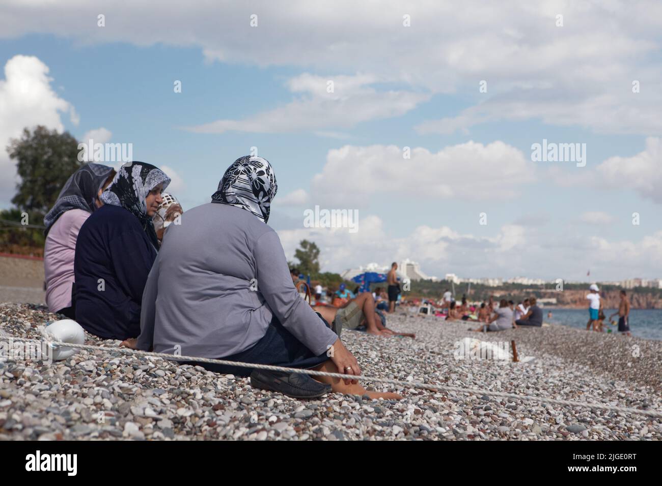 Gruppo di donne turche che riposano sulla spiaggia di Antalya, Turchia Foto Stock