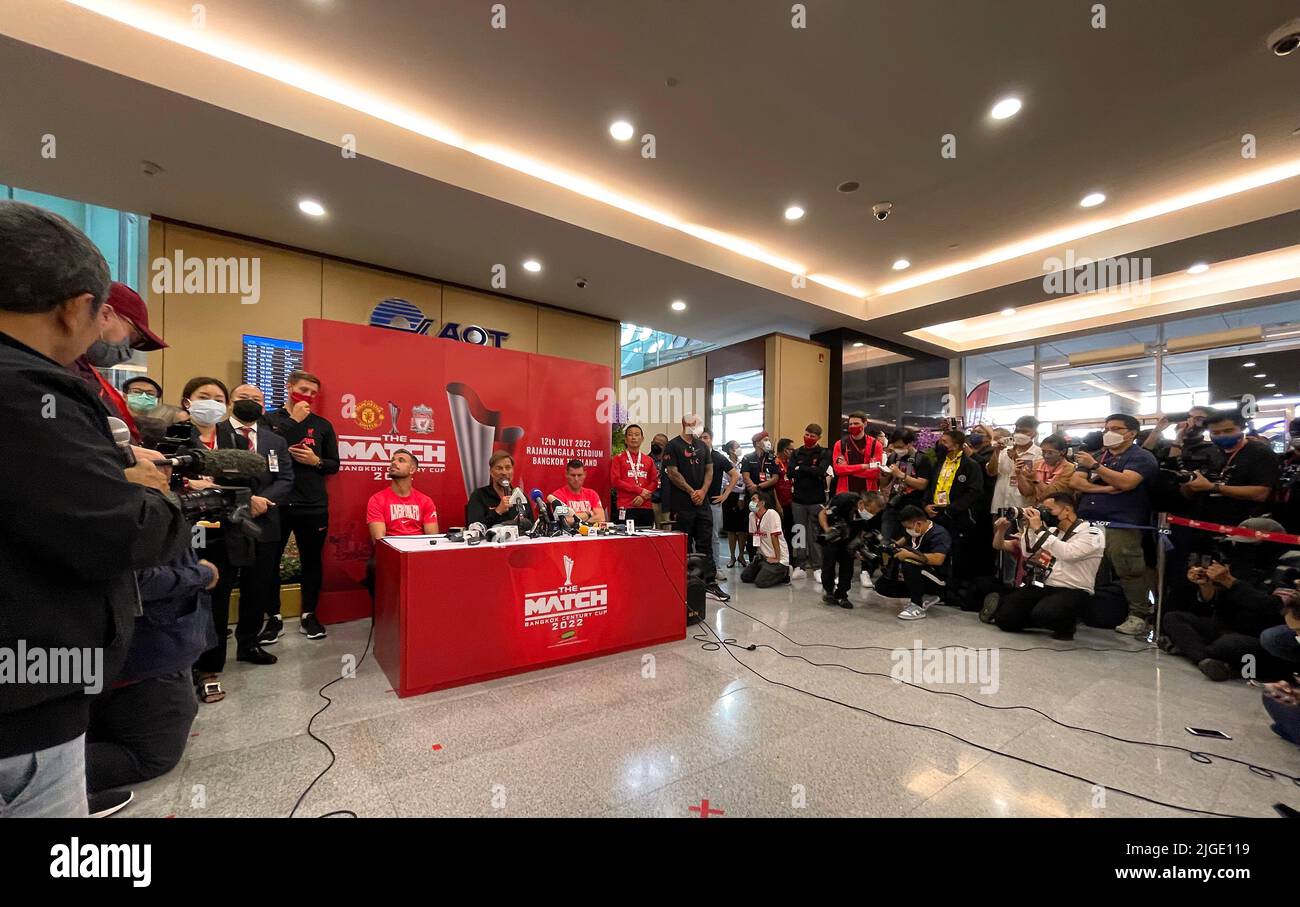 Il direttore di Liverpool Jurgen Klopp, Jordan Henderson e James Milner partecipano a una conferenza stampa dopo essere arrivati a Bangkok all'Aeroporto di Suvarnabhumi prima del loro tour pre-stagione in Thailandia. Data foto: Domenica 10 luglio 2022. Foto Stock