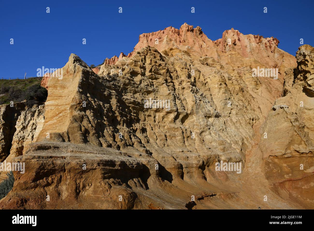 Vista ravvicinata di uno dei segmenti di Red Bluff, un punto di riferimento in arenaria rossastra nella metropolitana di Melbourne, che si stavola fuori dalla scogliera principale Foto Stock