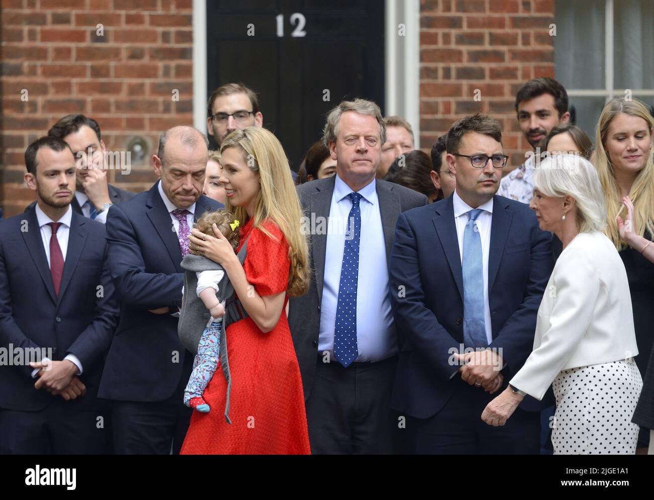 Carrie Johnson con la figlia Romy a Downing Street per ascoltare le dimissioni del primo ministro Boris Johnson, 7th luglio 2022. Anche Nadine Dorries Foto Stock