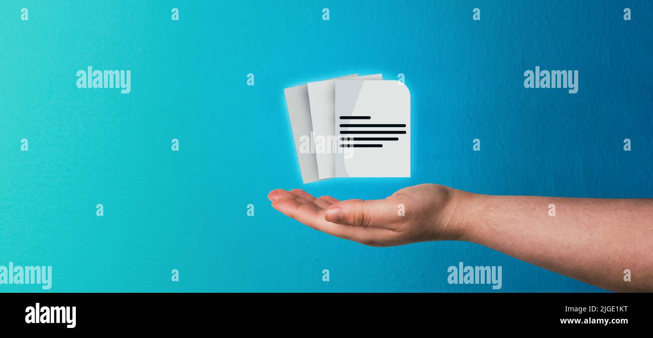 Banner di mano donna con icona del documento con sfondo azzurro. Concetto di sistema di gestione dei documenti (DMS). Automazione dei processi. Foto Stock