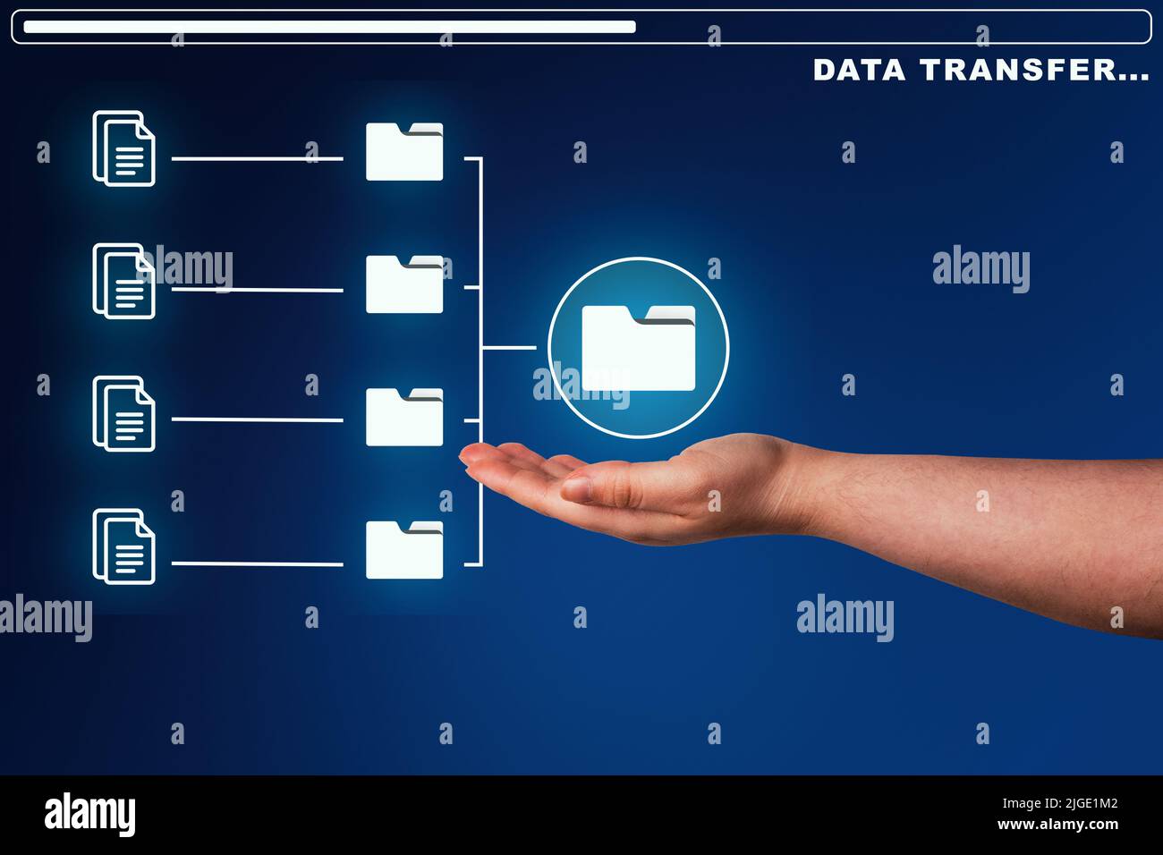 Donna mano che mostra il diagramma di archiviazione delle cartelle. Sicurezza dei dati. Concetto di networking e servizio internet. Foto Stock