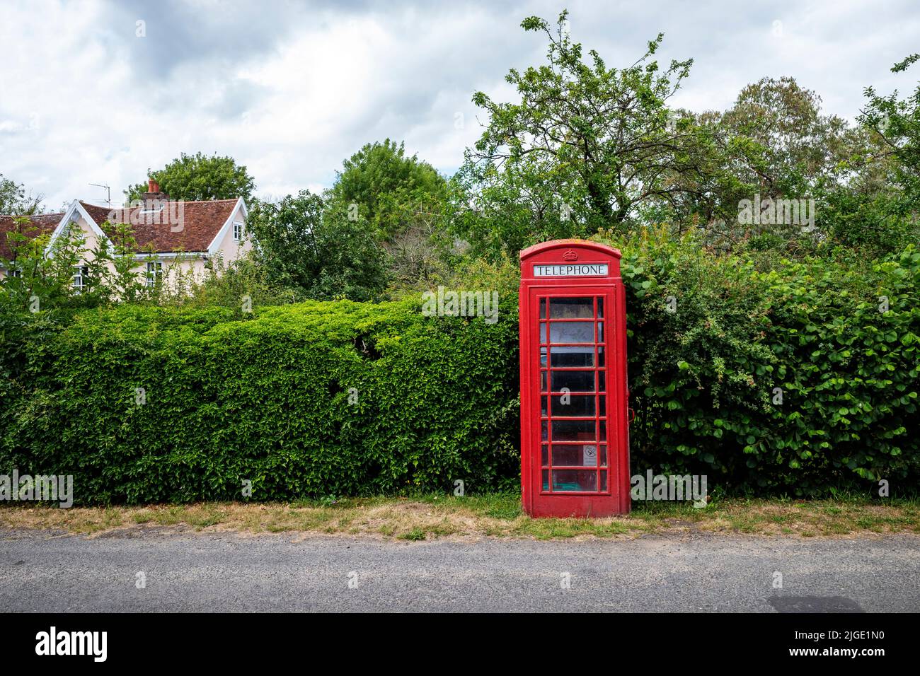 Ex BT telefono rosso scatola ora usato come una biblioteca Parham Suffolk UK Foto Stock