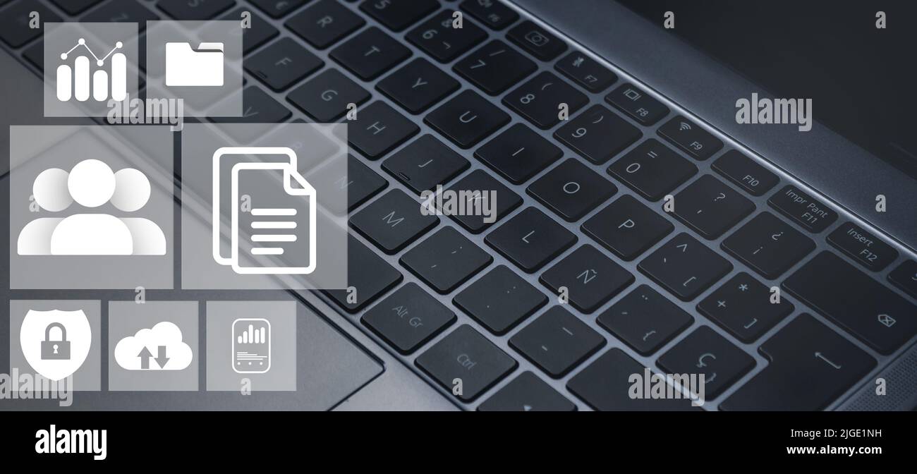 Primo piano della tastiera del notebook con interfaccia di amministrazione digitale. Concetto di sistema di gestione dei documenti. Tecnologia aziendale. Foto Stock