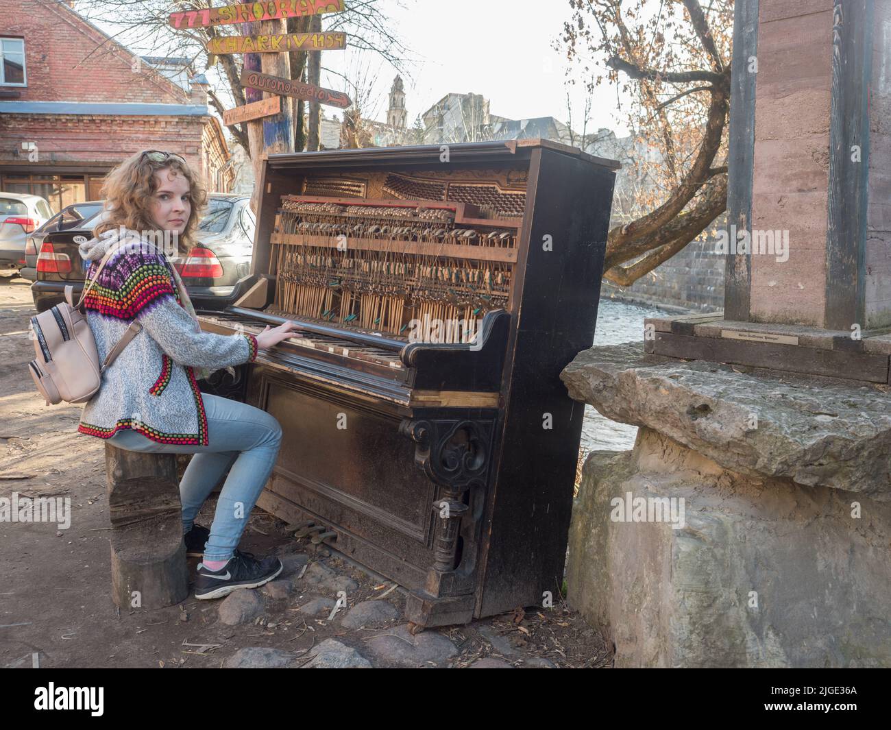 Zarzecze, Vilnius, Lituania - Aprile 2018: Interno di un vecchio pianoforte a Uzupis nel quartiere degli artisti a Vilnius, Užupis, Europa orientale Euro orientale Foto Stock