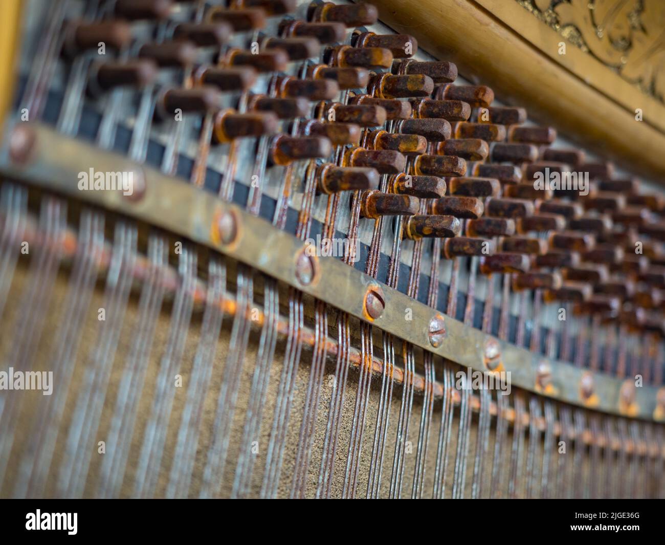 Zarzecze, Vilnius, Lituania - Aprile 2018: Interno di un vecchio pianoforte a Uzupis nel quartiere degli artisti a Vilnius, Užupis, Europa orientale Euro orientale Foto Stock