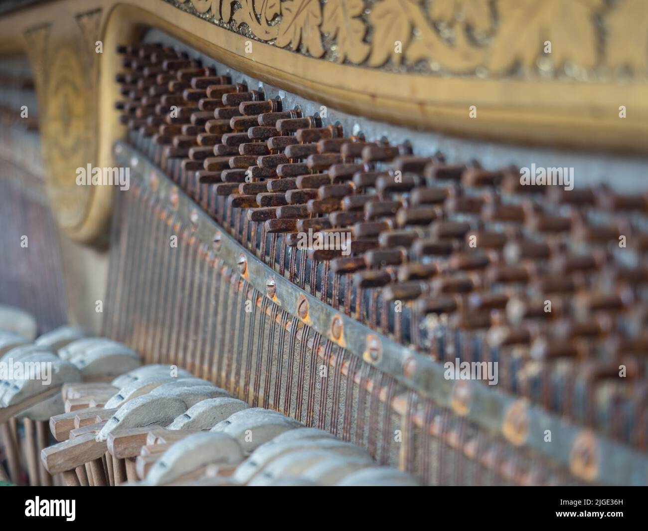 Zarzecze, Vilnius, Lituania - Aprile 2018: Interno di un vecchio pianoforte a Uzupis nel quartiere degli artisti a Vilnius, Užupis, Europa orientale Euro orientale Foto Stock