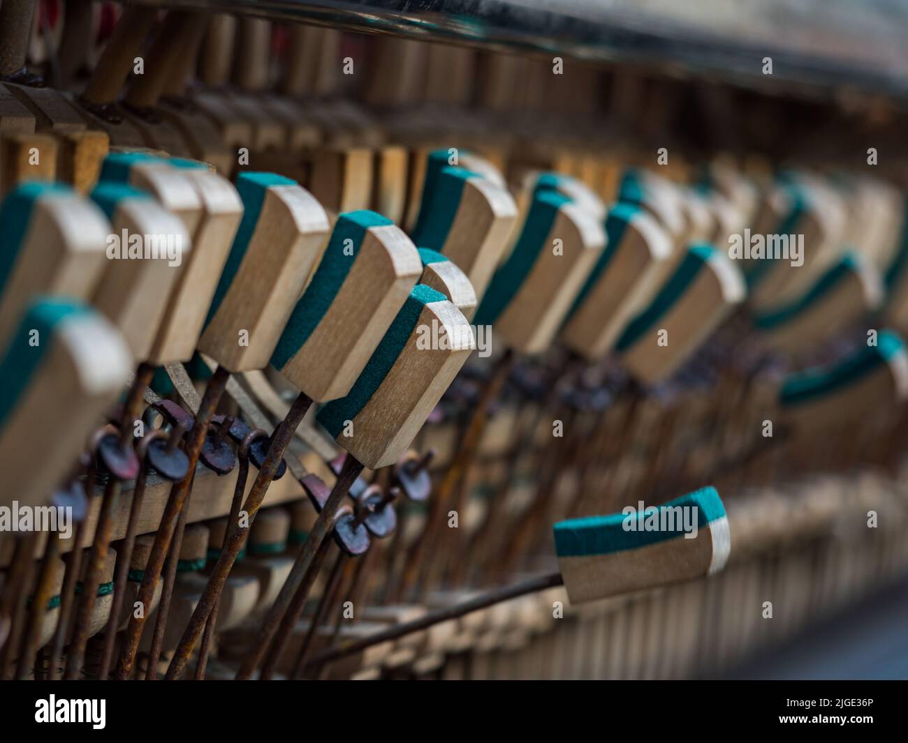 Zarzecze, Vilnius, Lituania - Aprile 2018: Interno di un vecchio pianoforte a Uzupis nel quartiere degli artisti a Vilnius, Užupis, Europa orientale Euro orientale Foto Stock