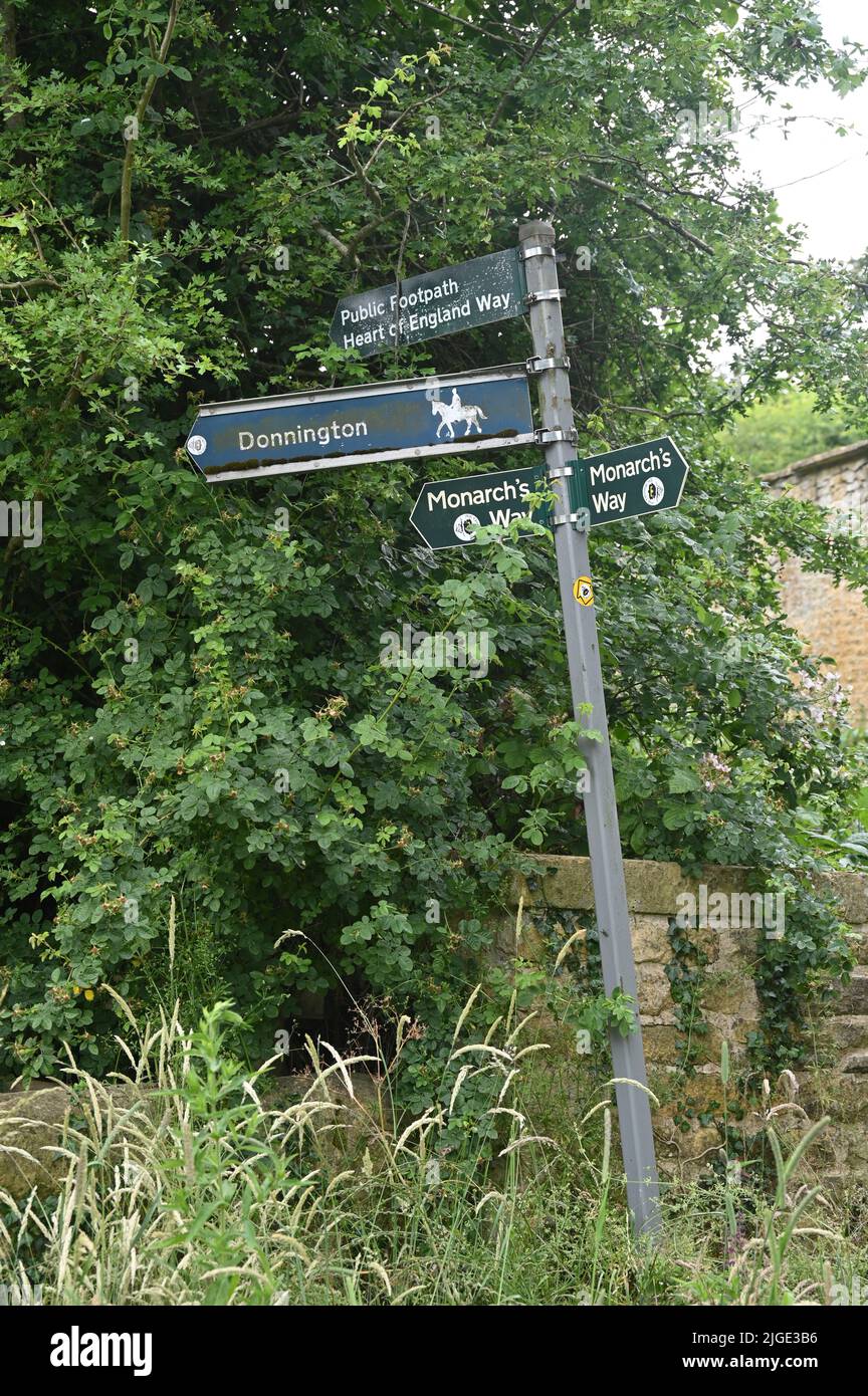 Un cartello nel villaggio Gloucestershire di Loingborough che mostra la direzione del viaggio sulla strada di Monarch, un percorso a lunga distanza e anche il cuore di Foto Stock