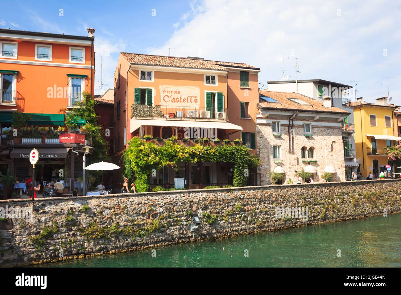 Sirmione, Italy - Aug 13, 2021: Bella strada pedonale con case di coniazione a Sirmione vicino al lago di Garda Foto Stock