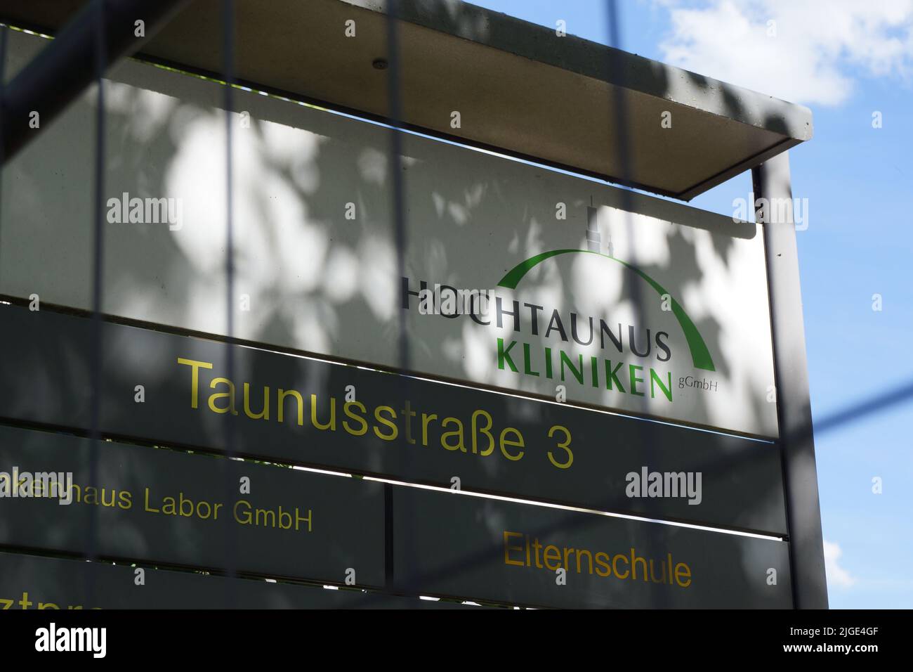 Segnale d'ingresso dell'ex clinica Hochtaunus a Bad Homburg attraverso una recinzione. Una grande area e un luogo perduto dal 2014. L'uso è contestato. Foto Stock