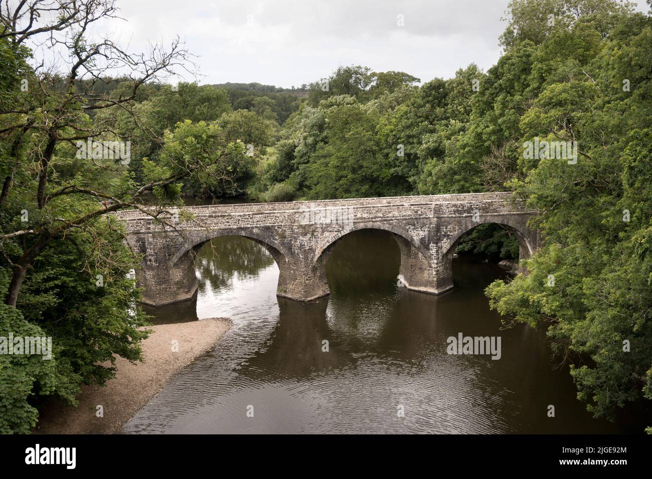 Lo storico Rothern Bridge, Great Torrington, Devon. Una struttura di grado II che attraversa il fiume Torridge. Le parti sono datate dal 15th secolo. Foto Stock