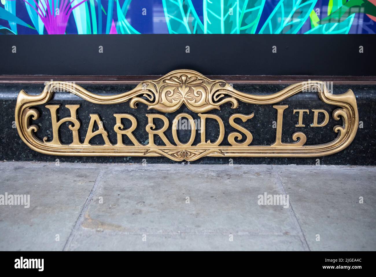 Londra, Regno Unito - Agosto 12th 2021: Harrods Ltd firma sulla parte esterna del famoso magazzino Harrods Department a Knightsbridge, Londra, Regno Unito. Foto Stock