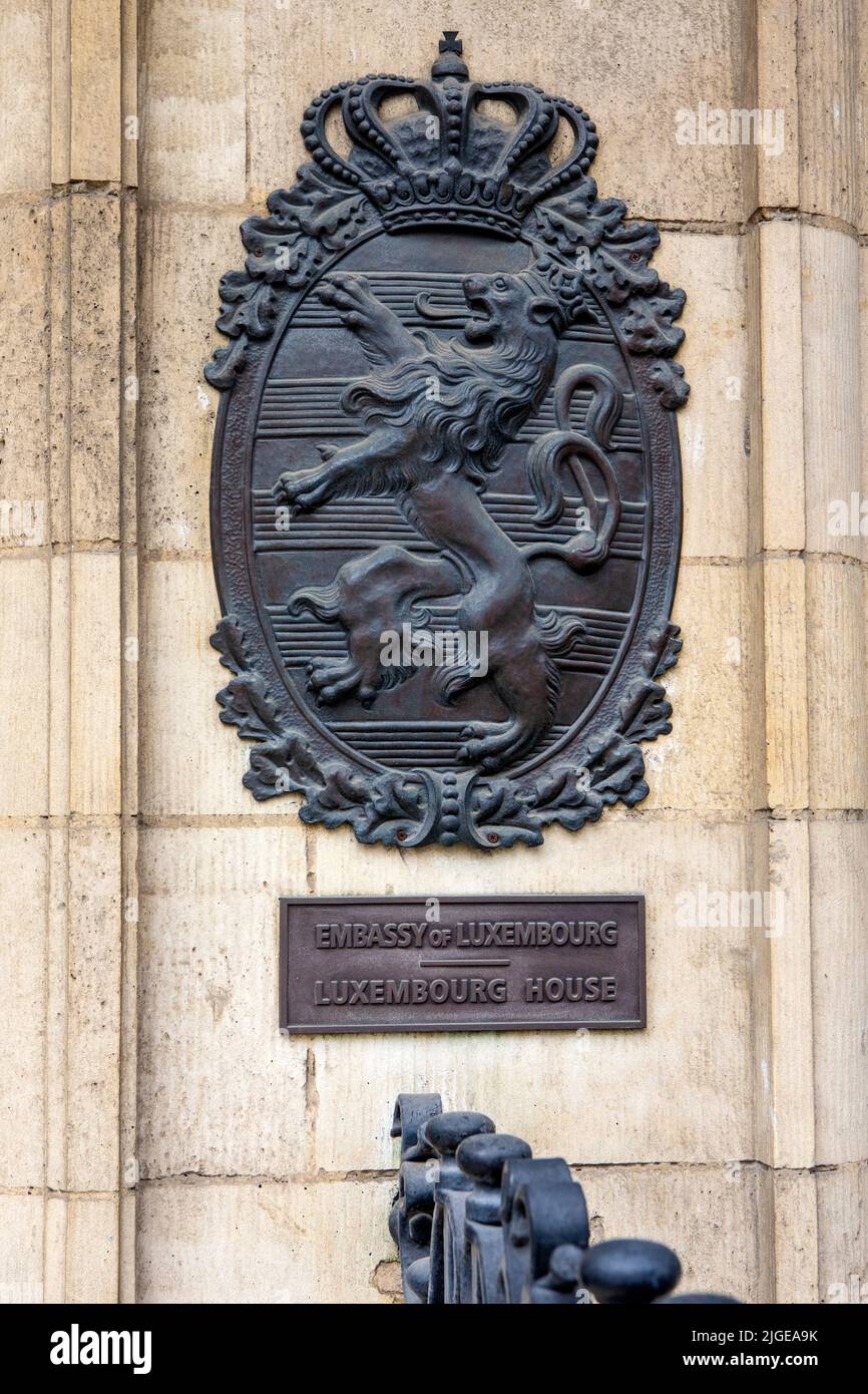 Londra, UK - Agosto 12th 2021: Uno stemma scolpito accanto all'ingresso dell'Ambasciata di Lussemburgo, conosciuta anche come la Casa del Lussemburgo, situata a Wilton Foto Stock